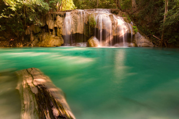 Cascata di torrente blu nella giungla naturale della foresta pluviale, sfondo naturale del paesaggio
 - Foto, immagini