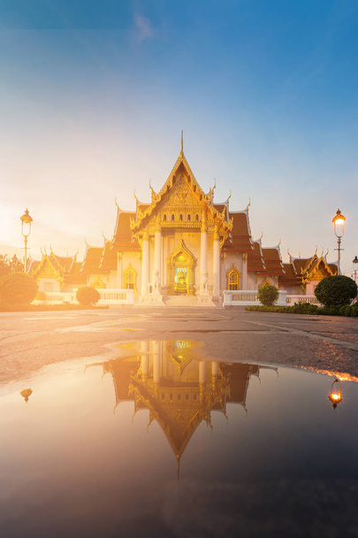 タイのバンコクの歴史的建造物の雨後、水 reflectio と白のマーブル寺 - 写真・画像