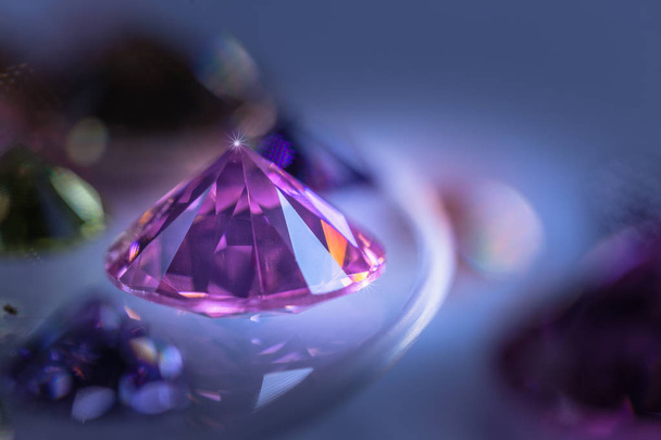 фиолетовые драгоценные камни отображаются на вращающихся платформах
. - Фото, изображение