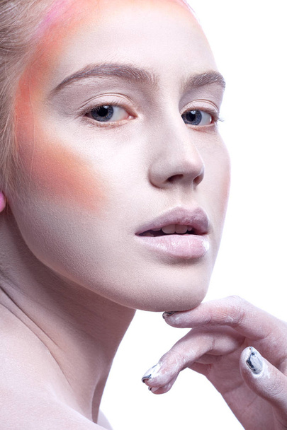 portrait d'une belle fille avec un maquillage créatif sur fond blanc
 - Photo, image