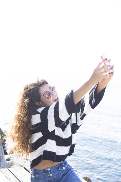 Nuori nainen laiturilla tulossa selfie
 - Valokuva, kuva