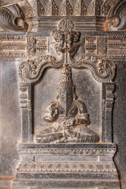 Πέτρα ανάγλυφα στη στήλη στην Hampi ναούς. Σκάλισμα πέτρα αρχαίας φόντο. Ξυλόγλυπτες φιγούρες από πέτρα. Μνημείο παγκόσμιας κληρονομιάς της UNESCO. Επαρχεία Karnataka της Ινδίας. Πέτρα φόντο. Μαύρο βασάλτη. - Φωτογραφία, εικόνα