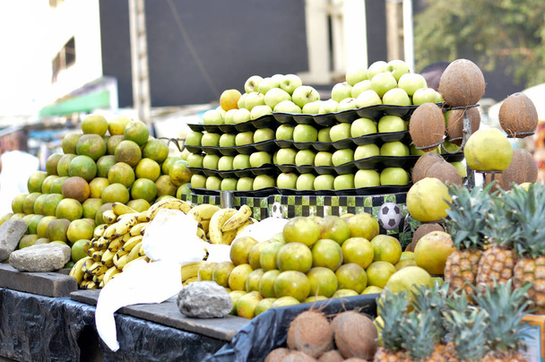 πωλούν ποικιλία από φρούτα στα ράφια στη λαϊκή αγορά. - Φωτογραφία, εικόνα