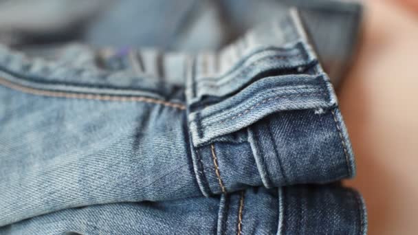 close-up detail van blauwe denim jeans, textuur achtergrond  - Video
