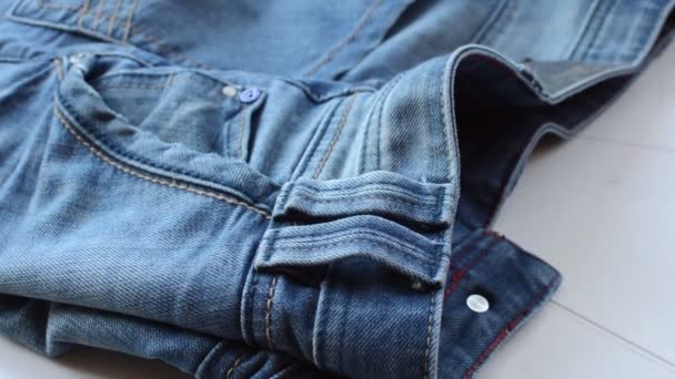 dettaglio ravvicinato di jeans blu denim, sfondo texture  - Filmati, video