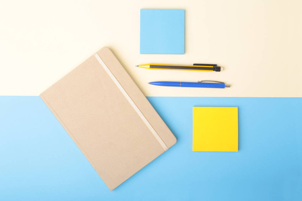 Notebook, pen, potlood en andere benodigdheden voor kantoor. Kopieer ruimte. Bovenaanzicht. - Foto, afbeelding