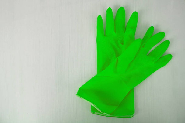 зеленые латексные перчатки для очистки на белом изолированном фоне
 - Фото, изображение