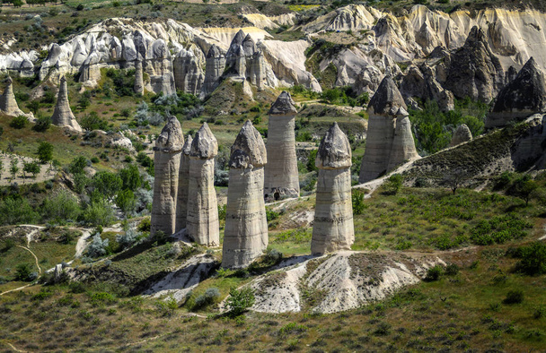 Vallende stenen op zoek als paddestoelen in Cappadocië, Turkije - Foto, afbeelding
