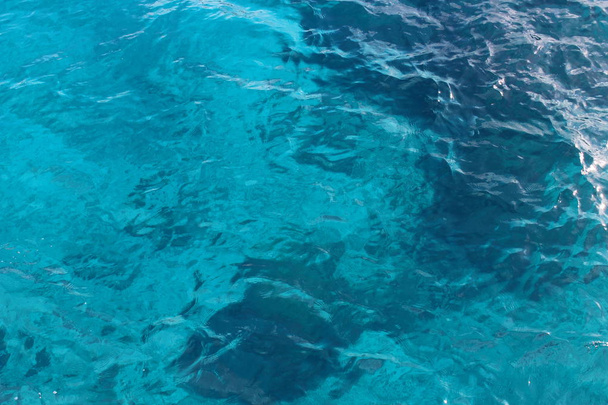 Klidné vody vzorek povrchu transparentní azurové moře v letní slunečný den. Voda změní barvu z modré na tmavě modrá. - Fotografie, Obrázek