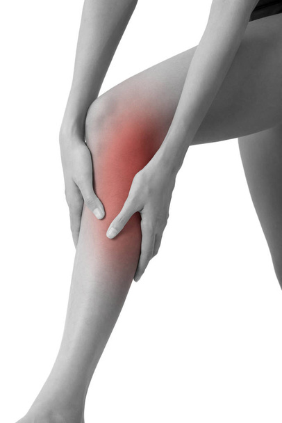 Frau hält ihr schönes gesundes langes Bein mit massierendem Schienbein und Kalb im Schmerzbereich schwarz-weiße Farbe mit rot hervorgehoben, isoliert auf weißem Hintergrund. - Foto, Bild