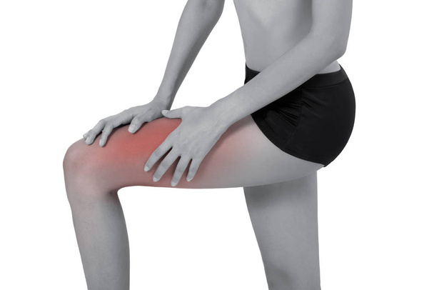 donna tenendo la sua bella gamba sana con massaggio ginocchio e polpaccio nella zona del dolore colore bianco e nero con evidenziata rossa, isolato su sfondo bianco
. - Foto, immagini