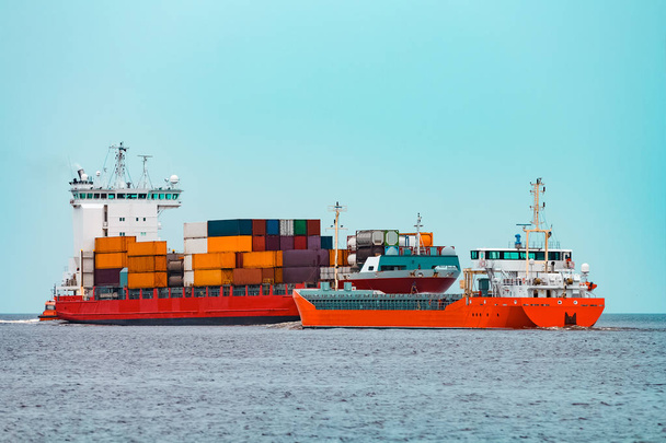 Volumen naranja pasando por el buque contenedor rojo en el mar Báltico
 - Foto, Imagen