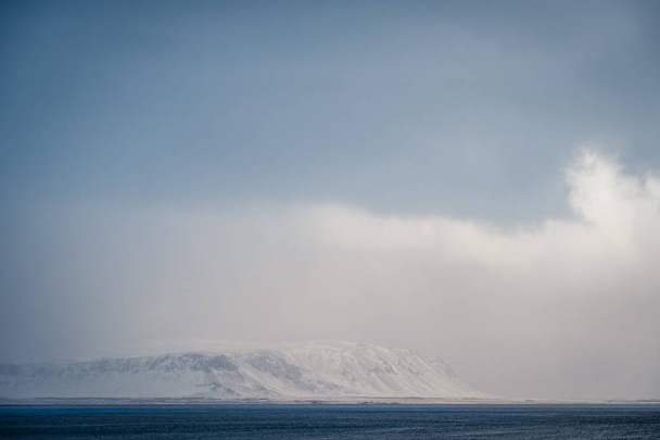 Drámai Izlandi táj hóval borított hegyek. Hideg téli napon, Izland. - Fotó, kép