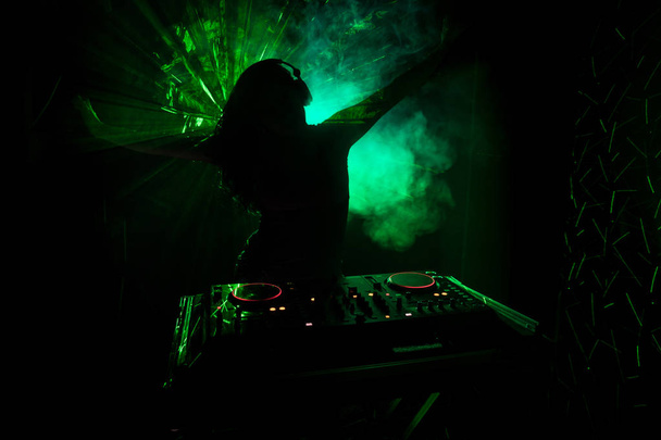 DJ předení, míchání a poškrábat v nočním klubu, ruce dj vylepšovat různé skladby ovládací prvky na dj deck, výstražná světla a mlha, nebo Dj mixy trati v nočním klubu na večírku. Selektivní fokus - Fotografie, Obrázek