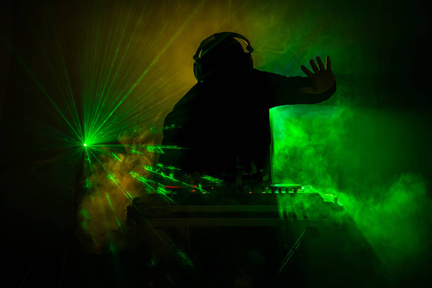 DJ Spinning keverő és karmoló, egy éjszakai klub, dj kezében csípés különböző pálya vezérlők, dj fedélzeten, strobe fények és köd, vagy Dj keveri a pályán, a nightclub-partin. Szelektív összpontosít - Fotó, kép
