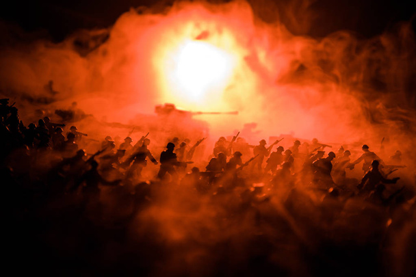 Концепция войны. Военные силуэты боевой сцены на фоне тумана на фоне неба войны, силуэты солдат мировой войны под облачным горизонтом ночью. Сцена нападения. Бронетехника. Выборочный фокус. Украшение
 - Фото, изображение