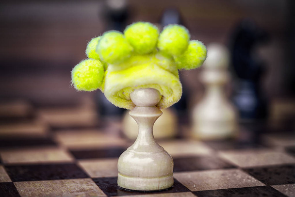 šachový pěšec v hloupé klobouk - obchodní neúspěch koncept Pokud funguje sám bez týmu a odporuje samotné do kolektivu. - Fotografie, Obrázek