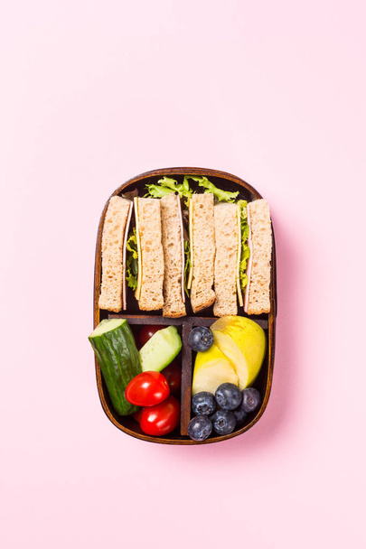 Boîte à lunch en bois scolaire avec sandwichs
 - Photo, image