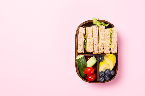 School wooden lunch box with sandwiches - Фото, изображение