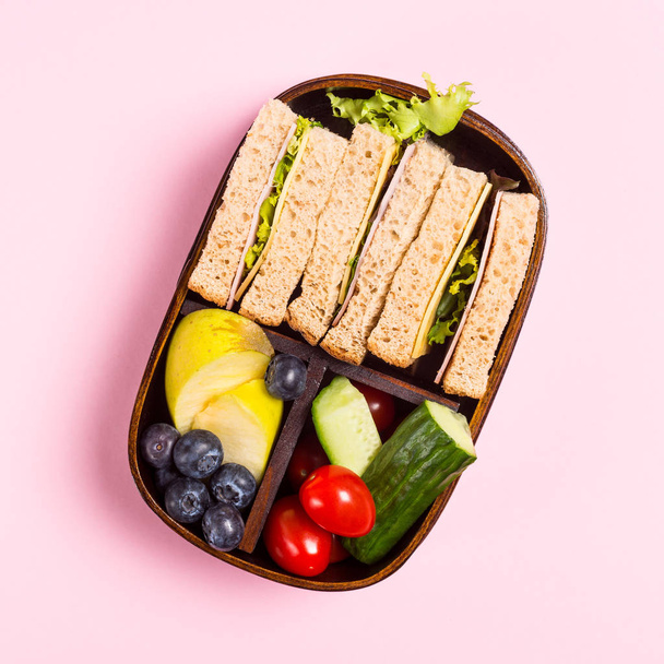 Школьная деревянная обеденная коробка с бутербродами
 - Фото, изображение
