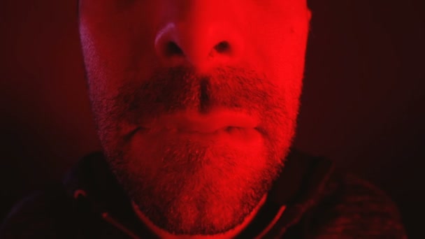 Close-up op man met verleidelijke gelaatsuitdrukking, zijn lippen bijten - Video