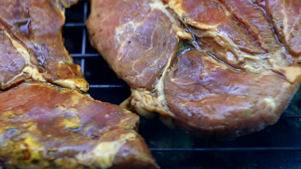 Prażenie świeżego mięsa na grilla zbliżenie - Materiał filmowy, wideo