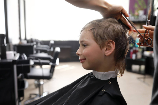 Portrait of a child in hairdresser salon - Foto, Imagen