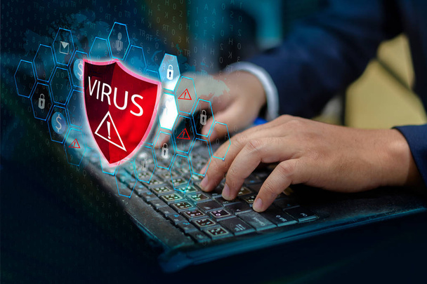 Naciśnij przycisk enter na komputerze klawiatury tarczy ochronnej wirusa czerwony wykrzyknik ostrzeżenie ostrzeżenie komputer w ciemności z word wirus - Zdjęcie, obraz