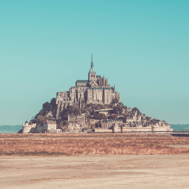Mont Saint Michel Opactwo klasztoru na wyspie w Normandii, Francji. Kwadratowy obraz stonowanych - Zdjęcie, obraz
