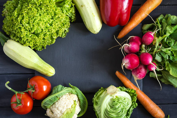 Свежие овощи. Цуккини, перец, морковь, капуста, цветная капуста, редис, салат, помидор Концепция здорового питания
 - Фото, изображение