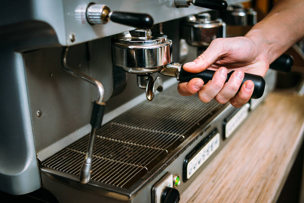 バリスタ マシン準備コーヒー醸造プロセスします。 - 写真・画像