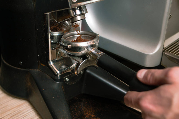 gemalen koffie poeder gieten houder apparatuur - Foto, afbeelding