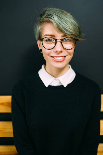 smiling girl glasses hipster teen vogue lifestyle - Foto, Imagen