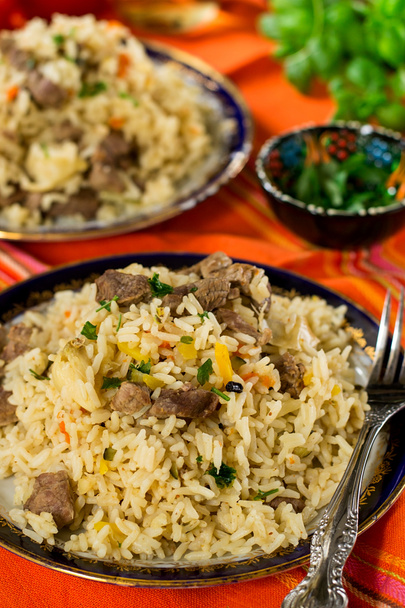 Pilaf vagy pilau stílusú rizs és a bárány, a sárgarépát és a fokhagyma - Fotó, kép