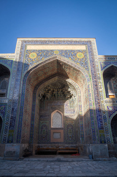 ウズベキスタンのブハラでマドラサの詳細とカラー画像. - 写真・画像
