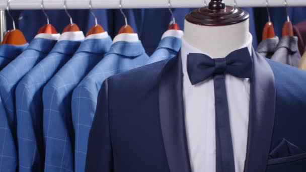Ανδρικά κοστούμια και τα σακάκια που κρέμεται σε ένα κατάστημα ιματισμού - Πλάνα, βίντεο
