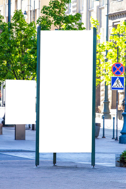 Faz asneira. Coluna de publicidade ao ar livre em branco e outdoor stand ao ar livre, placa de informação pública na cidade
. - Foto, Imagem
