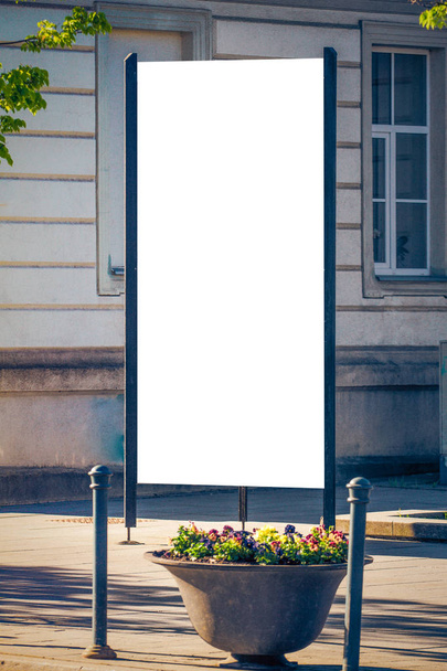 Mintája fel. Üres kültéri reklám oszlop szabadban, nyilvános információs tábla a városban. - Fotó, kép