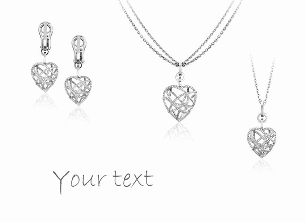роскошный набор подвески и сердце форме серьги с бриллиантами на белом фоне
 - Фото, изображение