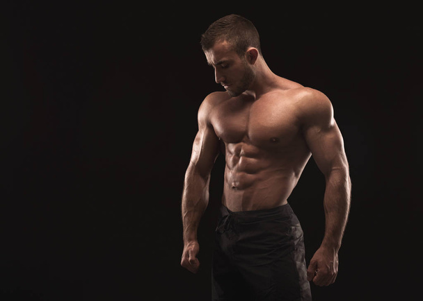 starker athletischer Mann zeigt nackten muskulösen Körper - Foto, Bild