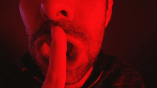 Homem com expressão facial irritada fazer gesto de silêncio
 - Filmagem, Vídeo