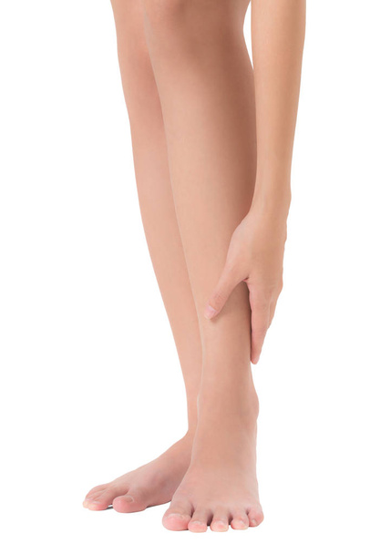 mujer sosteniendo su hermosa pierna larga saludable con el masaje de la espinilla y la pantorrilla en la zona de dolor, aislado sobre fondo blanco
. - Foto, Imagen