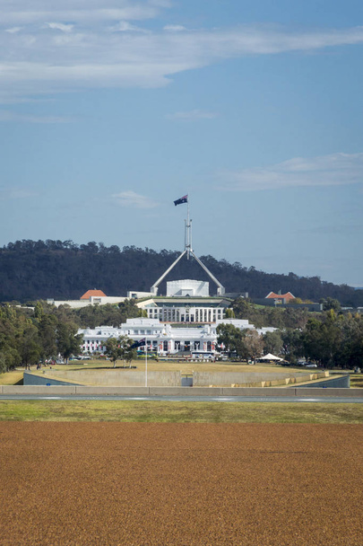 Widok na Parliament House z Anzac Parade, Canberra, Act, Australia - Zdjęcie, obraz
