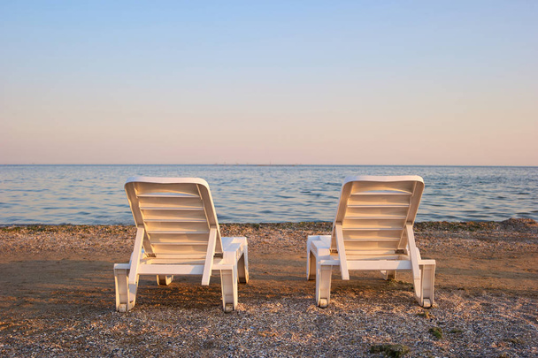 Akşam arka görünümü iki plaj sandalyeleri. - Fotoğraf, Görsel