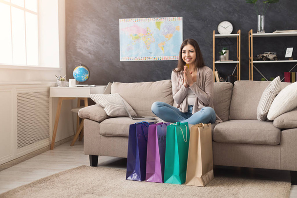 Happy woman buying online with laptop and credit card - Fotoğraf, Görsel