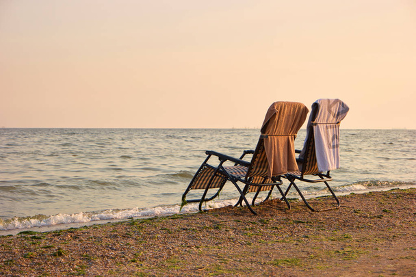 Duas cadeiras no litoral pela manhã.
. - Foto, Imagem