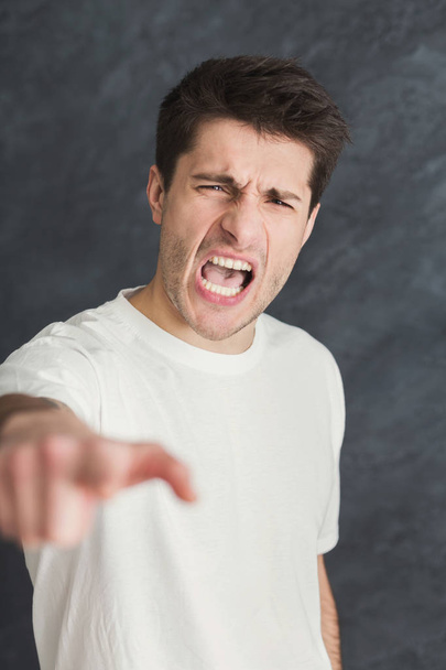 портрет молодого разгневанного человека - Фото, изображение