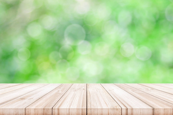 緑の庭の背景がぼやけて空の木製のテーブルの上。製品の表示に使用できます.  - 写真・画像