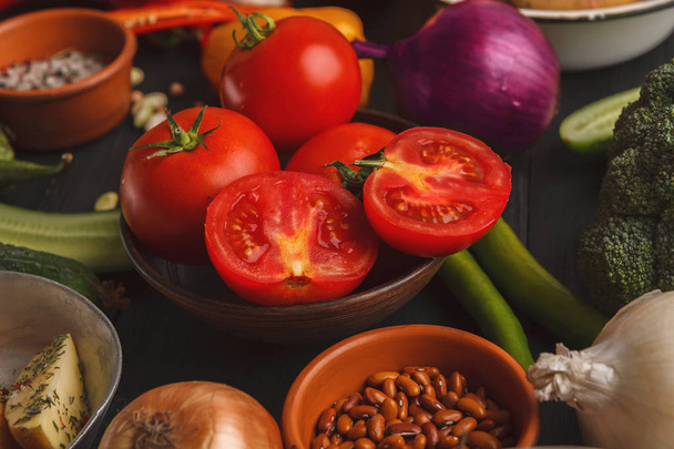kase üzerinde ahşap arka plan domates - Fotoğraf, Görsel
