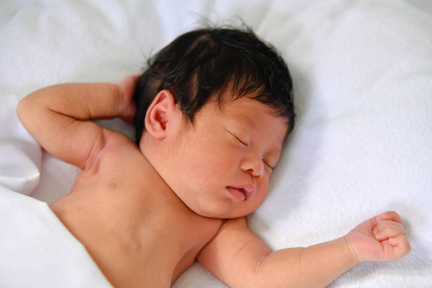 Yeni doğan kavramı. Yeni doğmuş bebekler bir yatakta uyuyor. Bebek beyaz yatak odasında mı. - Fotoğraf, Görsel